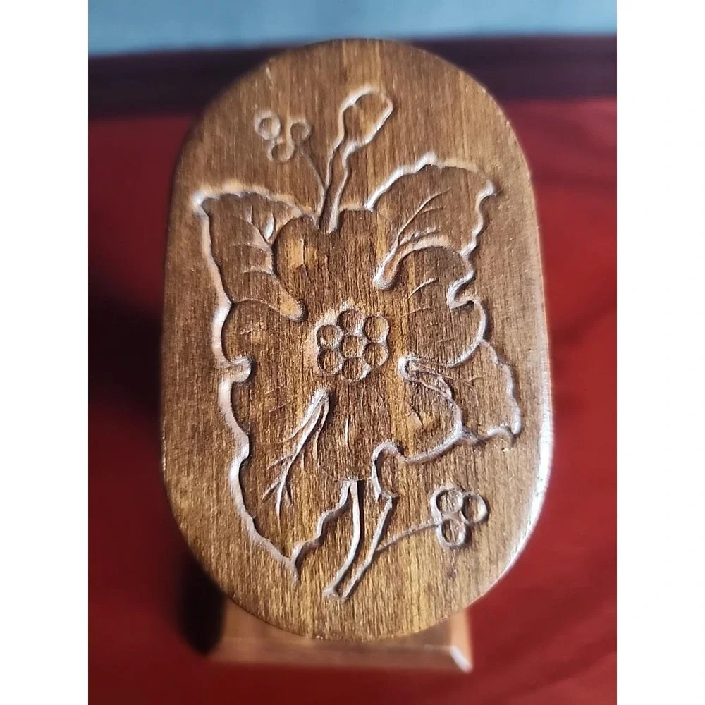 Vintage Carved Wood Flower Clothespin Recipe Note Card Photo Holder Floral